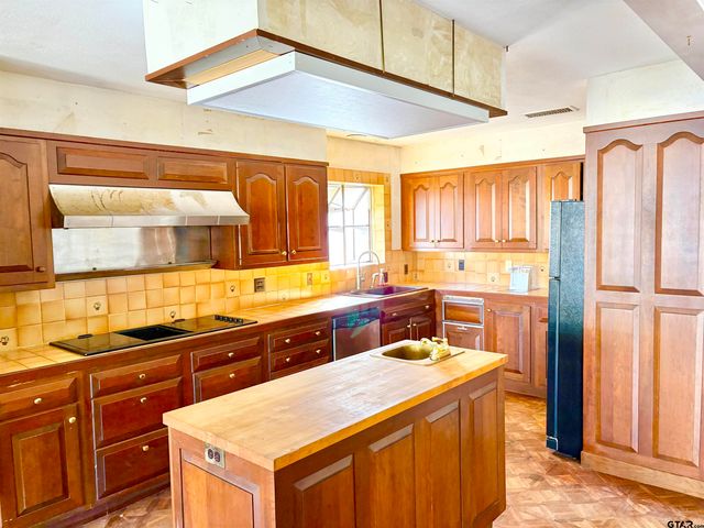 609 HICKORY, Hughes Springs, TX 75656