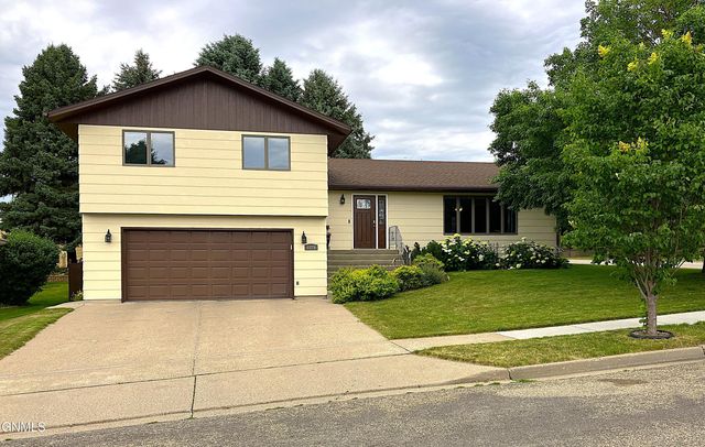 1026 Governor Lane, Bismarck, ND 58501 property photo