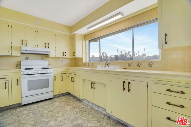 1682 Larco Way, Glendale, CA 91202