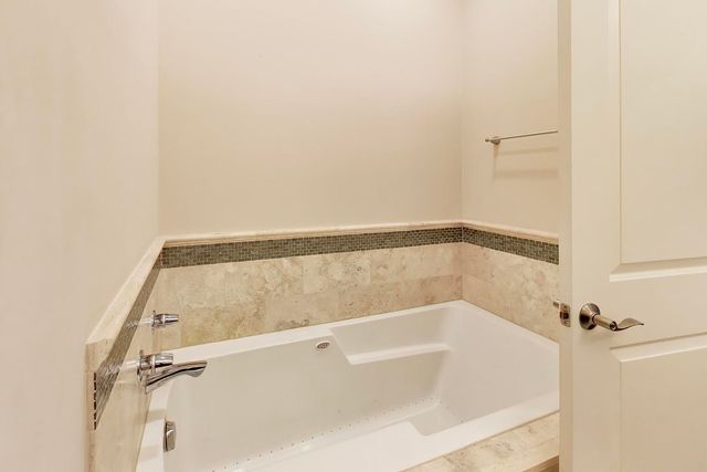 2842 N Racine Avenue 2, Chicago, IL 60657