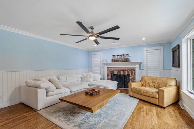 165 Hickory DRIVE, Delafield, WI 53018