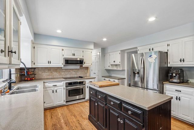 165 Hickory DRIVE, Delafield, WI 53018