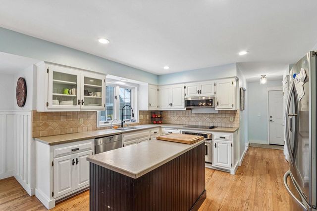 165 Hickory DRIVE, Delafield, WI 53018