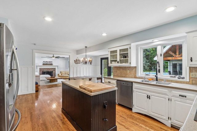 165 Hickory DRIVE, Delafield, WI 53018