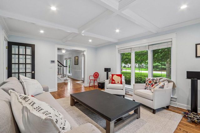165 Hickory DRIVE, Delafield, WI 53018
