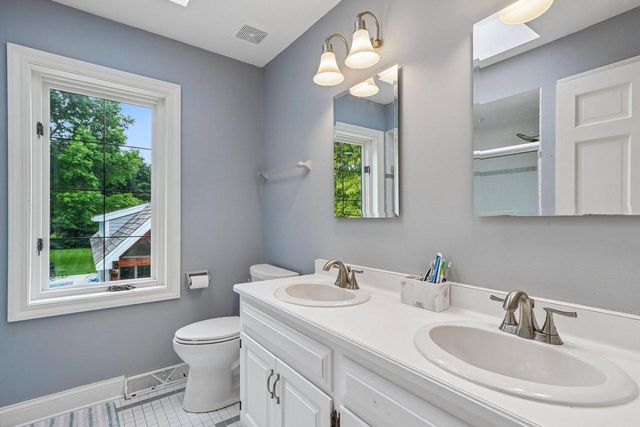 165 Hickory DRIVE, Delafield, WI 53018
