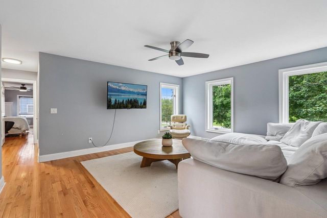 165 Hickory DRIVE, Delafield, WI 53018