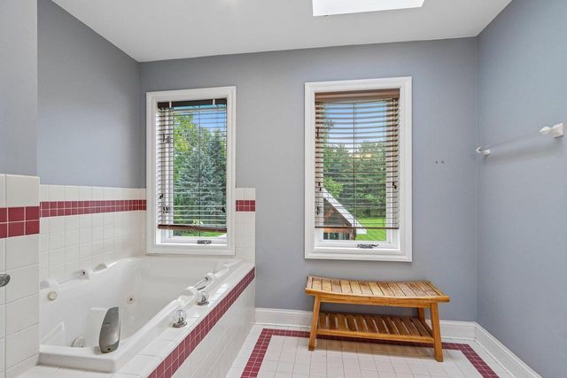 165 Hickory DRIVE, Delafield, WI 53018