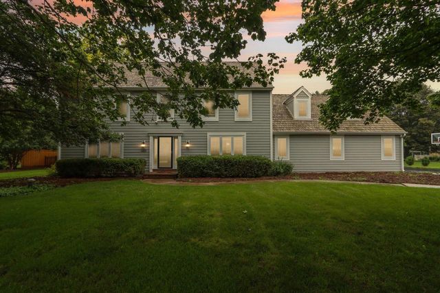 165 Hickory DRIVE, Delafield, WI 53018