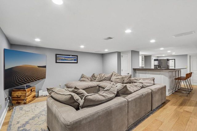 165 Hickory DRIVE, Delafield, WI 53018