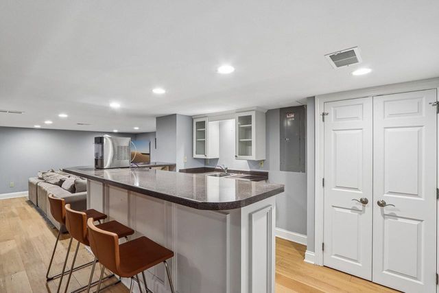 165 Hickory DRIVE, Delafield, WI 53018