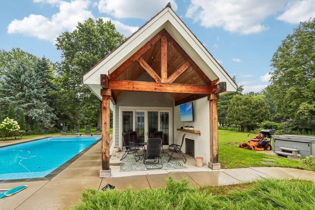 165 Hickory DRIVE, Delafield, WI 53018