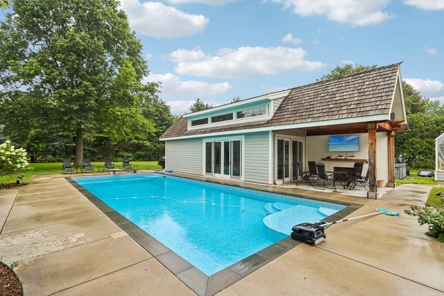 165 Hickory DRIVE, Delafield, WI 53018