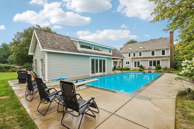 165 Hickory DRIVE, Delafield, WI 53018