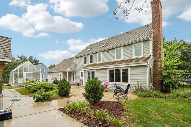 165 Hickory DRIVE, Delafield, WI 53018