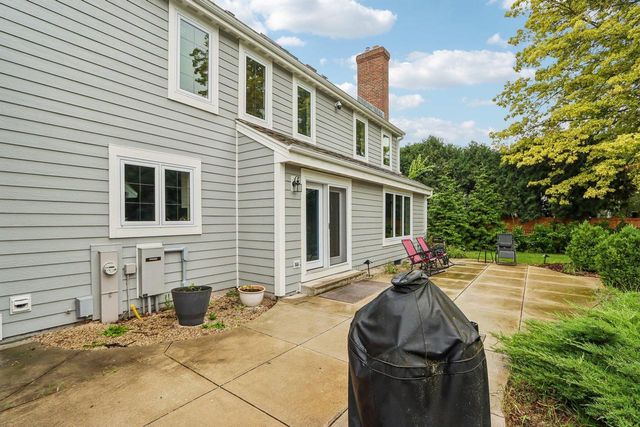 165 Hickory DRIVE, Delafield, WI 53018