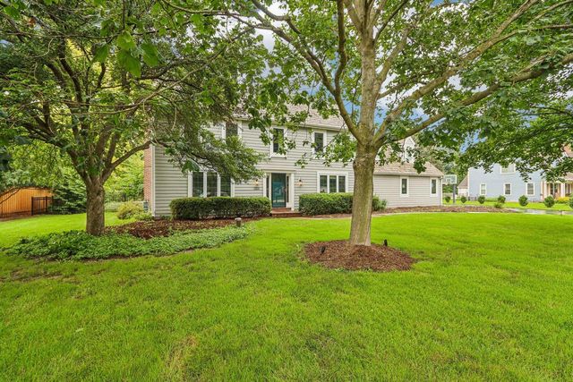 165 Hickory DRIVE, Delafield, WI 53018
