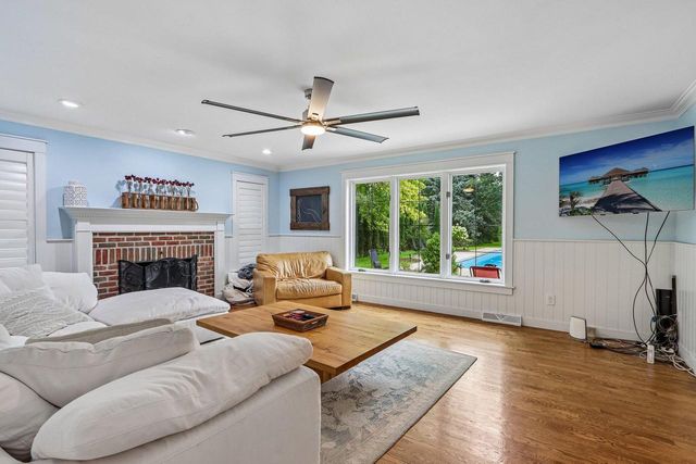 165 Hickory DRIVE, Delafield, WI 53018