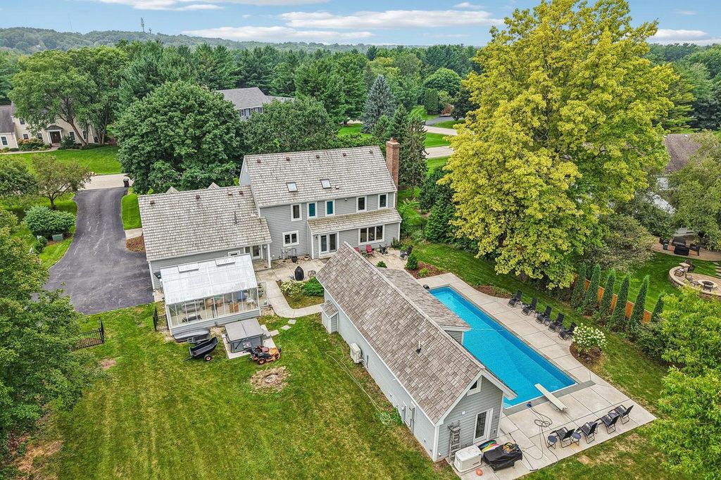 165 Hickory DRIVE, Delafield, WI 53018