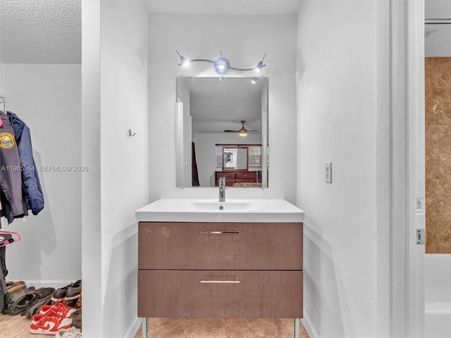 6201 N Falls Cir Dr 210, Lauderhill, FL 33319