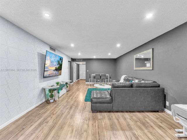 6201 N Falls Cir Dr 210, Lauderhill, FL 33319