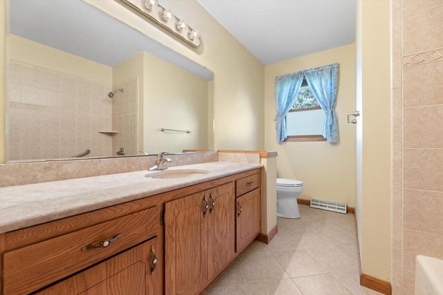 W287N6615 Hibritten WAY, Hartland, WI 53029