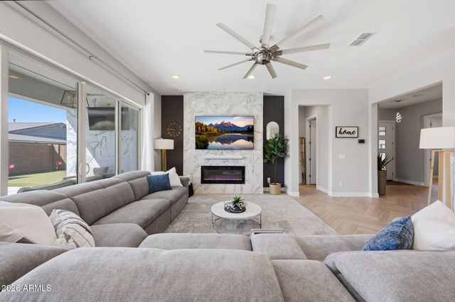 2831 E ROBIN Lane, Phoenix, AZ 85050