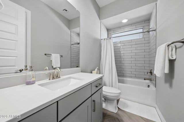 2831 E ROBIN Lane, Phoenix, AZ 85050