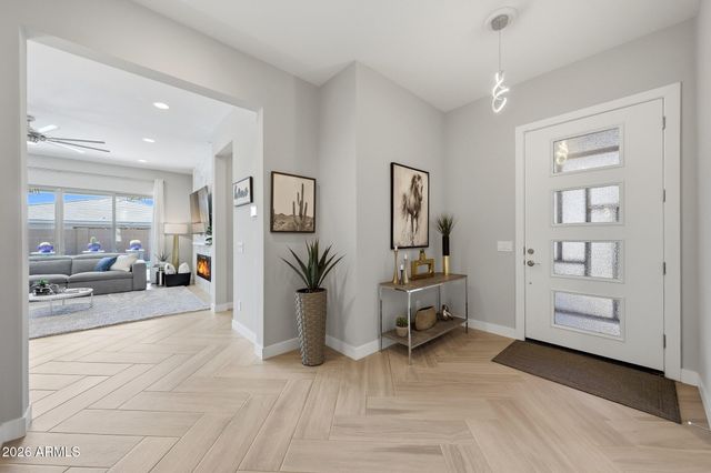 2831 E ROBIN Lane, Phoenix, AZ 85050