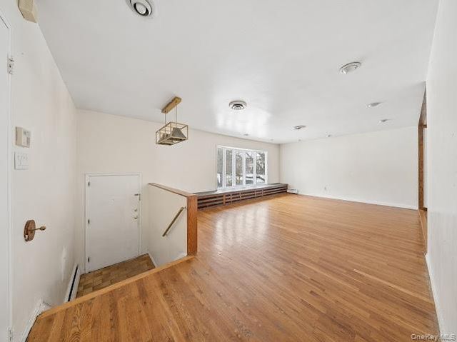 14 Jeffrey Lane, Great Neck, NY 11020