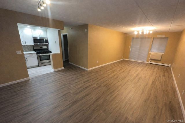 61-12 69th Street 2M, Middle Village, NY 11379