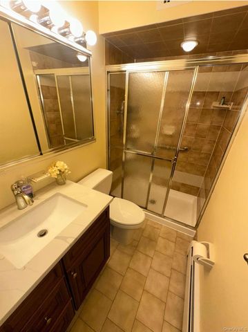 61-12 69th Street 2M, Middle Village, NY 11379