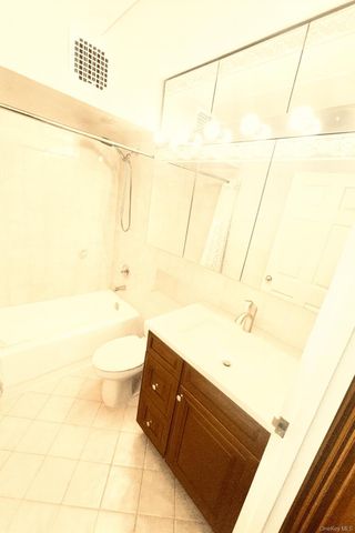 61-12 69th Street 2M, Middle Village, NY 11379