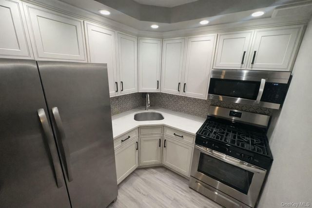 61-12 69th Street 2M, Middle Village, NY 11379