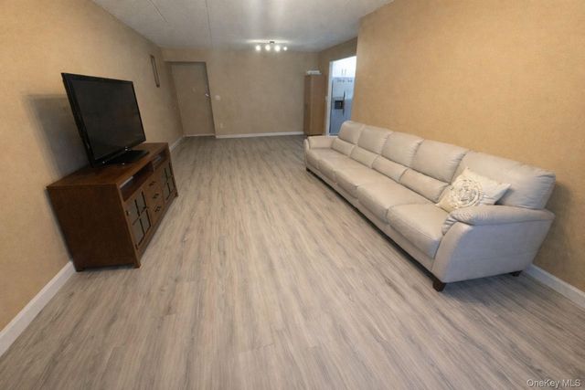 61-12 69th Street 2M, Middle Village, NY 11379