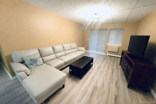 61-12 69th Street 2M, Middle Village, NY 11379