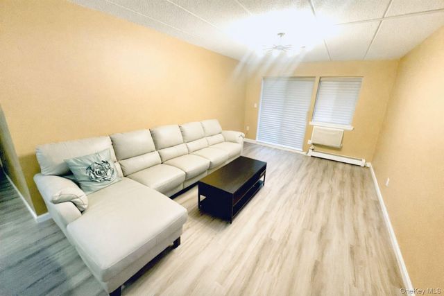 61-12 69th Street 2M, Middle Village, NY 11379