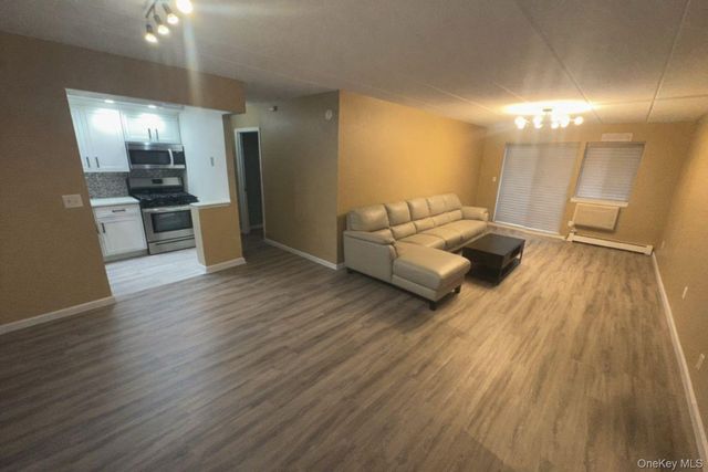 61-12 69th Street 2M, Middle Village, NY 11379