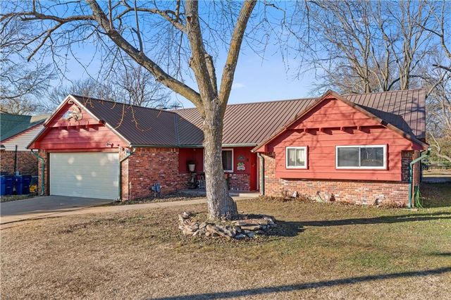 2508 W 8th Street, Coffeyville, KS 67337