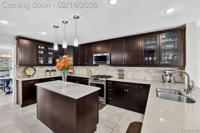 7328 Simsbury Drive, West Bloomfield, MI 48322