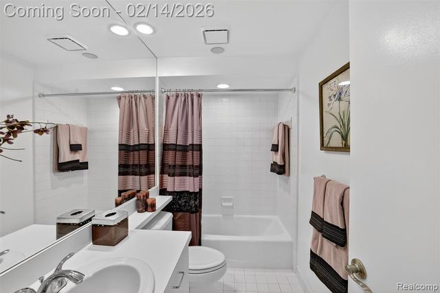 7328 Simsbury Drive, West Bloomfield, MI 48322