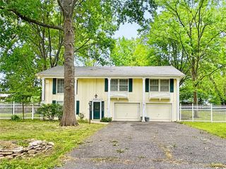 802 S 10th Street, Louisburg, KS 66053