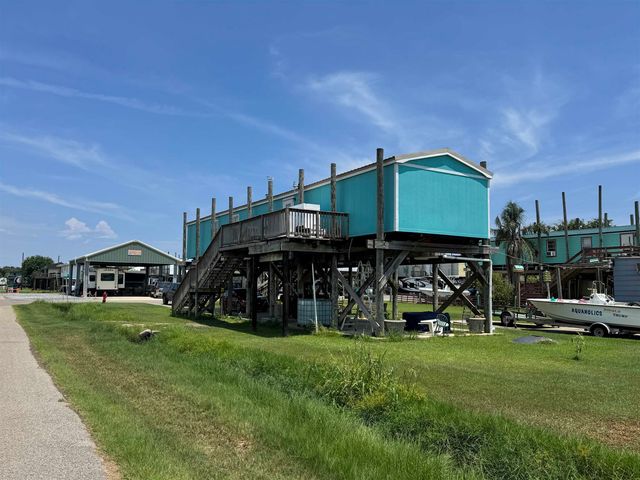 175 Grape Ln, Grand Isle, LA 70358