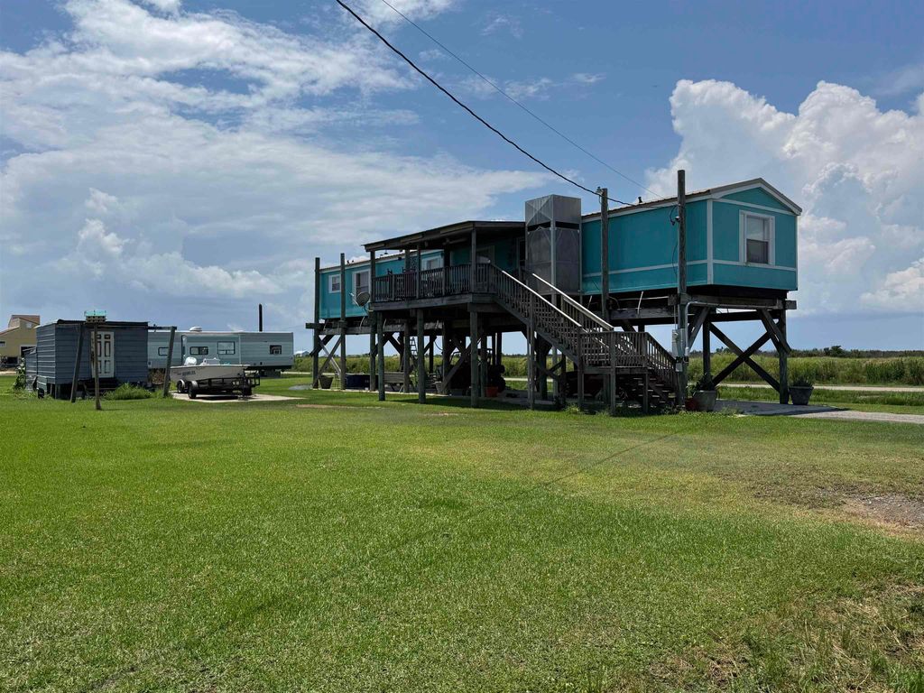 175 Grape Ln, Grand Isle, LA 70358
