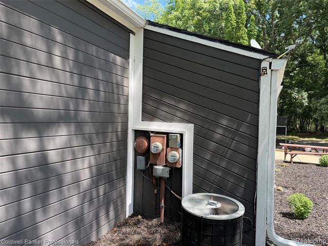 8899 Dwyer Road, Howell, MI 48855