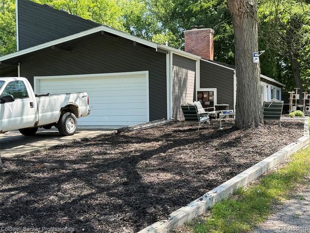 8899 Dwyer Road, Howell, MI 48855