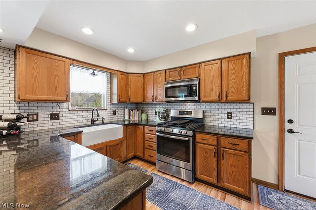 1271 Atterbury Drive, Macedonia, OH 44056