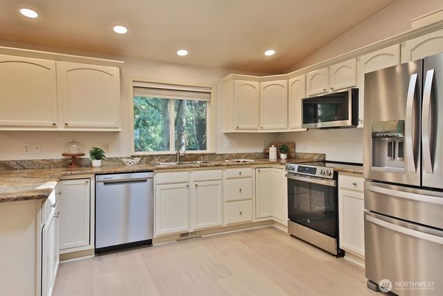 4323 Shadowood Drive, Clinton, WA 98236