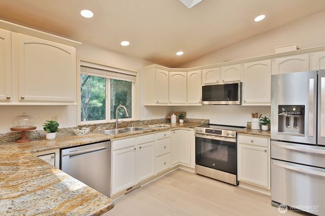 4323 Shadowood Drive, Clinton, WA 98236