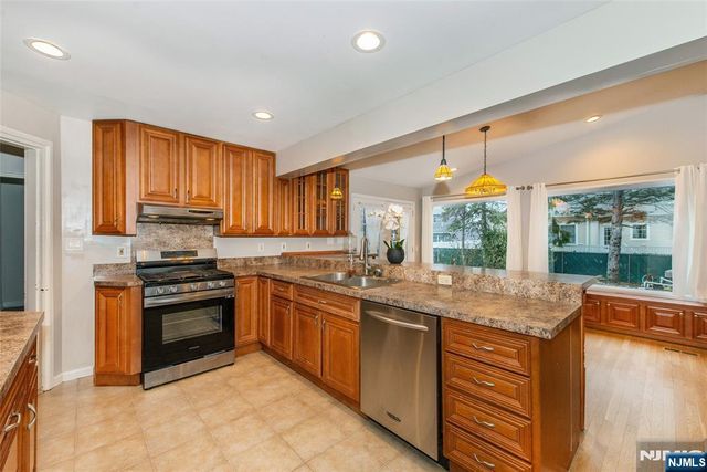 35 Taggart Way, Saddle Brook, NJ 07663